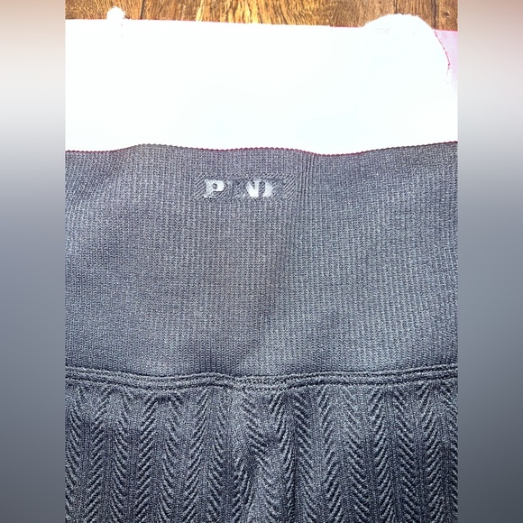 NWT VS PINK Size MEDIUM Black Seamless Cable Knit Flare Legging. - Picture 7 of 10